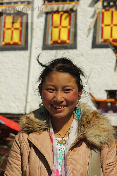 Portrait  lächeln  Religion  Ethnisches Erscheinungsbild  Kostüm - Faschingskostüm  China  Tibet  Mädchen  Region In Nordamerika  Asien  Buddhismus  Yunnan