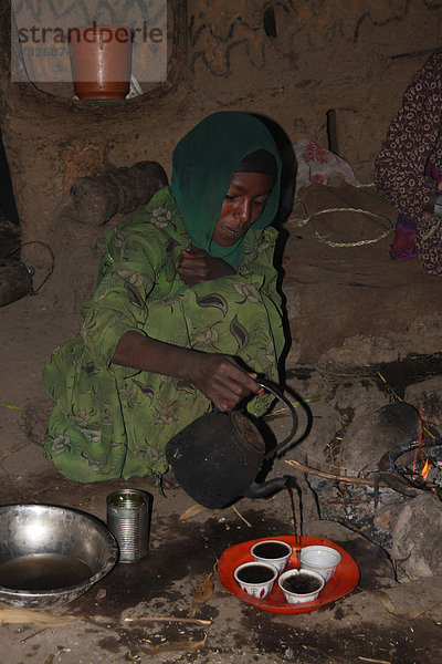 Nationalpark  kochen  Tradition  Dorf  Zeremonie  Kaffee  UNESCO-Welterbe  Semien  Mädchen  Afrika  Äthiopien  Highlands  Ritual  trekking