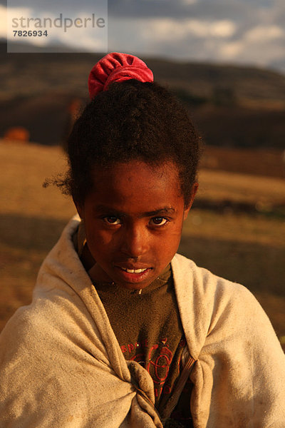 frontal  Nationalpark  Portrait  Landschaft  Dorf  Verlegenheit  Abenddämmerung  UNESCO-Welterbe  Semien  Mädchen  Afrika  Äthiopien  Highlands  trekking