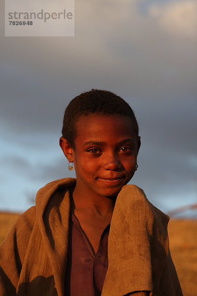 frontal  Nationalpark  Portrait  Landschaft  Dorf  Verlegenheit  Abenddämmerung  UNESCO-Welterbe  Semien  Mädchen  Afrika  Äthiopien  Highlands  trekking
