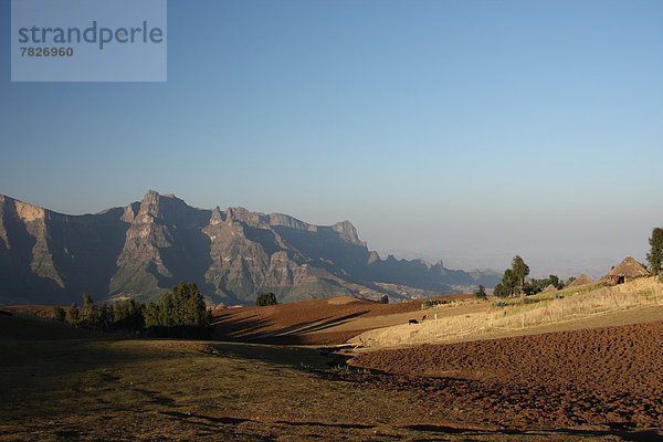 Gebirge  Nationalpark  Hütte  Berg  Landschaft  Dorf  Feld  UNESCO-Welterbe  Semien  Afrika  Äthiopien  Highlands  Gebirgszug  trekking