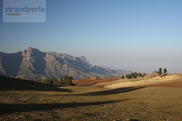 Gebirge  Nationalpark  Hütte  Berg  Landschaft  Dorf  Feld  UNESCO-Welterbe  Semien  Afrika  Äthiopien  Highlands  Gebirgszug  trekking