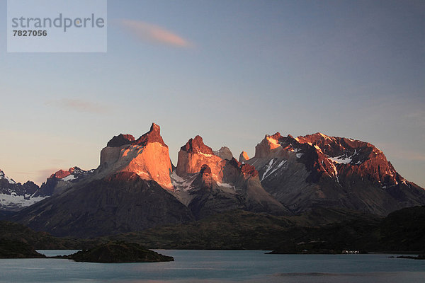 Gebirge  Berg  Landschaft  See  Natur  Lake Pehoe  Torres del Paine Nationalpark  Chile  Cuernos del Paine  Gebirgszug  Patagonien  Südamerika