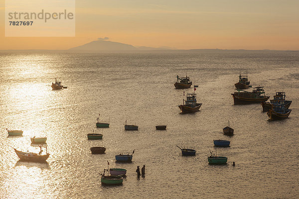 Fischereihafen  Fischerhafen  Hafen  Fisch  Pisces  Strand  Handel  Küste  Boot  angeln  Fischer  Asien  Fischerboot  Mui Ne  Vietnam