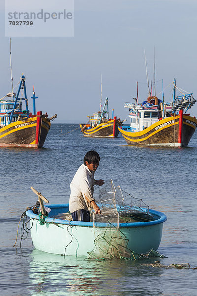Fisch  Pisces  Strand  Handel  Küste  Boot  Meer  angeln  Fischer  Asien  Fischerboot  Mui Ne  Vietnam