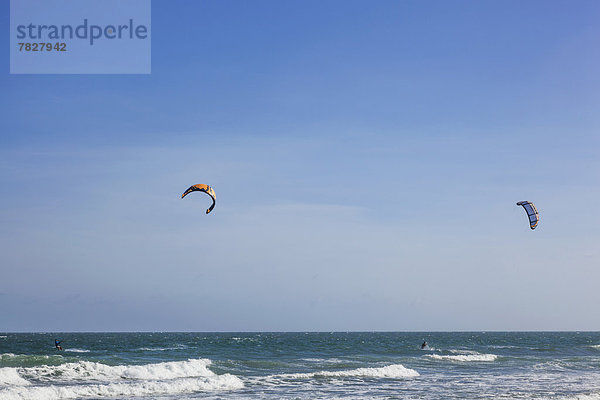 Kitesurfen  Sport  Strand  Küste  Brandung  Meer  Sportler  Extremsport  Asien  Mui Ne  Wellenreiten  surfen  Vietnam