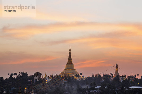 beleuchtet  Sonnenuntergang  ernst  Nacht  Myanmar  Asien  Abenddämmerung  Pagode  Shwedagon Pagode  Stupa