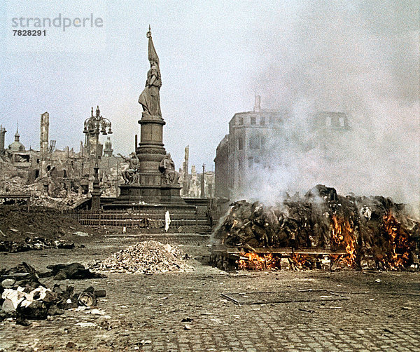 verbrennen  Kampf  Ruine  Krieg  Vernichtung  Dresden  Deutschland  Zweiter Weltkrieg  II.