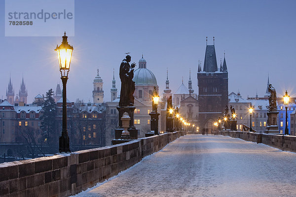 Prag  Hauptstadt  Stadt  Morgendämmerung  Brücke  Kirchturm  Tschechische Republik  Tschechien  alt