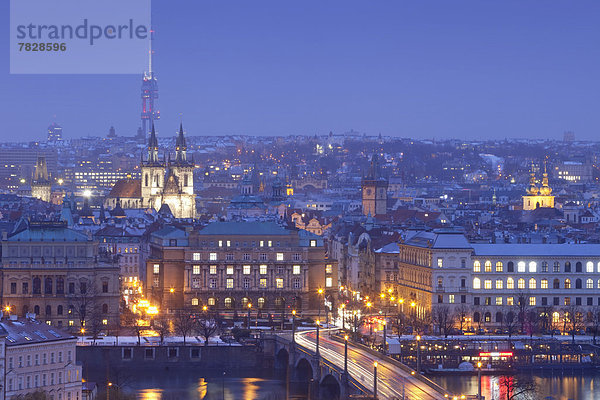 Prag Hauptstadt Stadt Kirchturm Tschechische Republik Tschechien Abenddämmerung alt