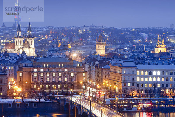 Prag Hauptstadt Stadt Kirchturm Tschechische Republik Tschechien Abenddämmerung alt