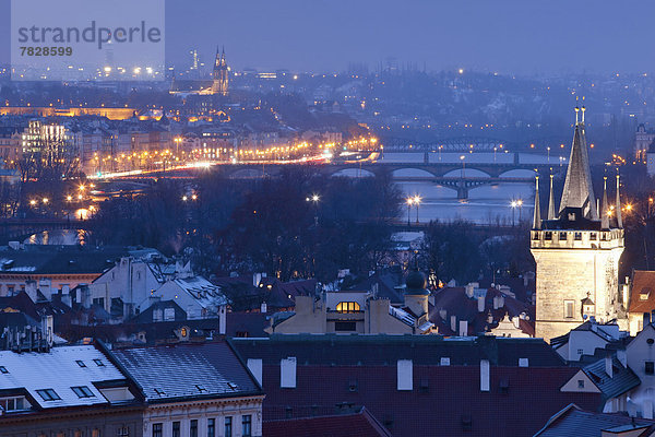 Palast  Schloß  Schlösser  über  Brücke  Fluss  Moldau  Abenddämmerung