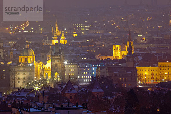 Prag Hauptstadt Stadt Kirchturm Tschechische Republik Tschechien Abenddämmerung alt