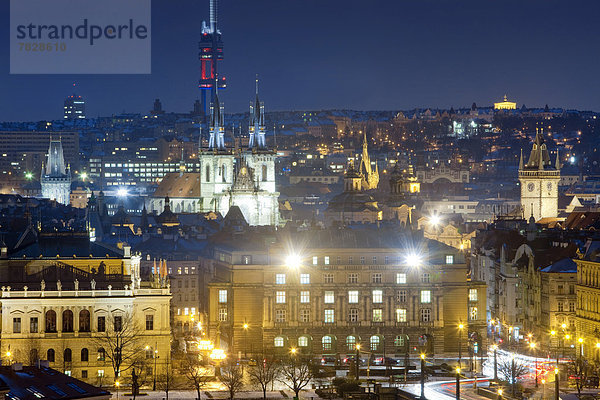 Prag Hauptstadt Stadt Kirchturm Tschechische Republik Tschechien Abenddämmerung alt