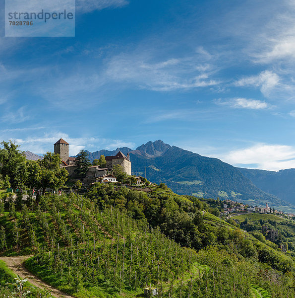 Trentino Südtirol  Europa  Berg  Palast  Schloß  Schlösser  Landschaft  Hügel  Dorf  Herbst  Tirol  Italien