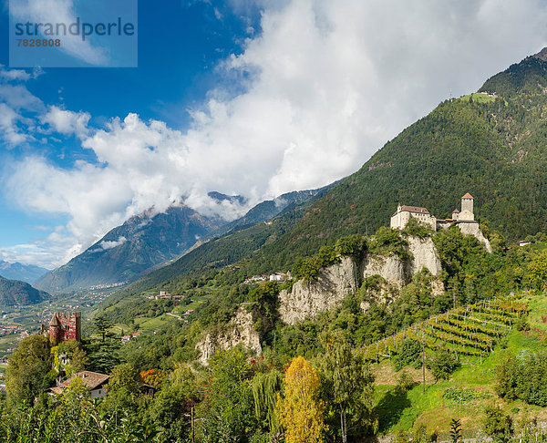 Trentino Südtirol  Europa  Berg  Palast  Schloß  Schlösser  Landschaft  Hügel  Dorf  Herbst  Tirol  Italien