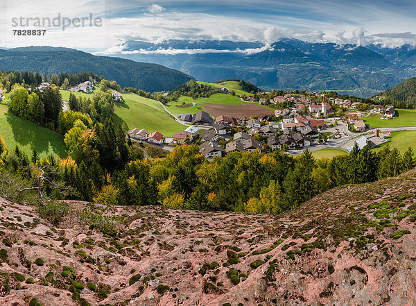 Felsformation  Felsbrocken  Trentino Südtirol  Europa  Berg  Hügel  Großstadt  Dorf  Aussichtspunkt  Herbst  Italien