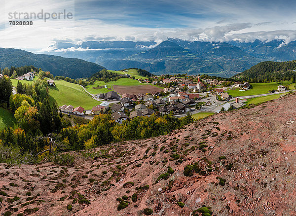 Felsformation  Felsbrocken  Trentino Südtirol  Europa  Berg  Hügel  Großstadt  Dorf  Aussichtspunkt  Herbst  Italien