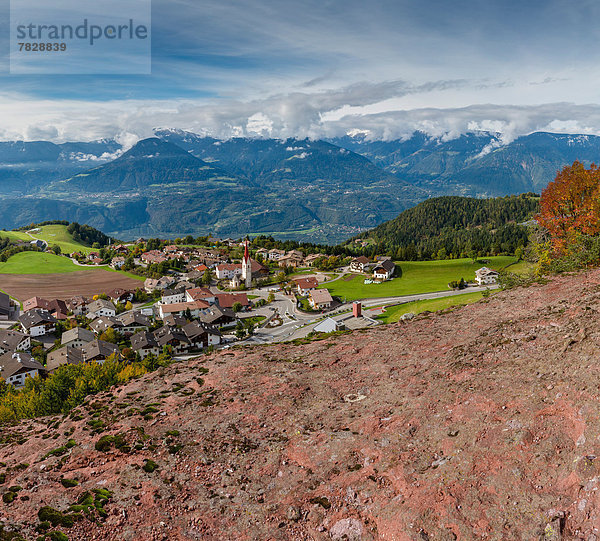 Felsformation  Felsbrocken  Trentino Südtirol  Europa  Berg  Hügel  Großstadt  Dorf  Aussichtspunkt  Herbst  Italien