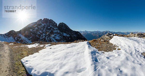 Trentino Südtirol  Europa  Berg  Landschaft  Hügel  Herbst  Italien  Schnee