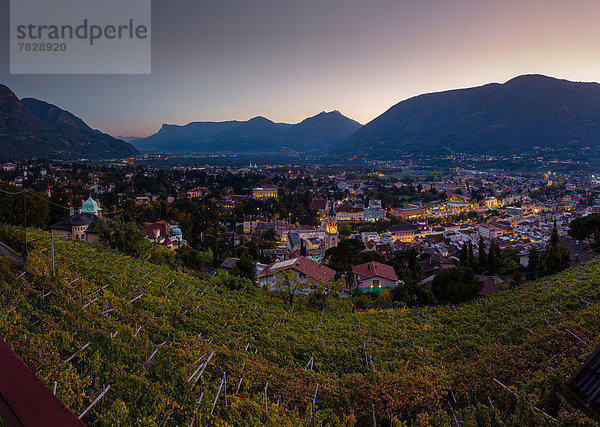 Trentino Südtirol  Europa  Berg  Abend  Nacht  Landschaft  Hügel  Herbst  Draufsicht  Abenddämmerung  Italien  Meran