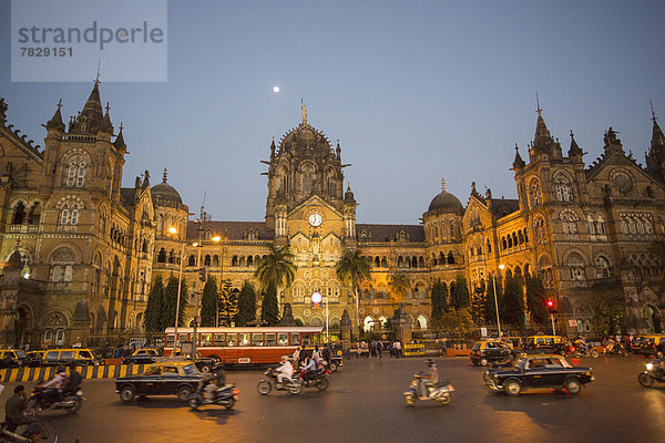 Sonnenuntergang  Nacht  Großstadt  Fernverkehrsstraße  Architektur  Wahrzeichen  UNESCO-Welterbe  Bombay  Asien  Innenstadt  Indien  Maharashtra  Straßenverkehr