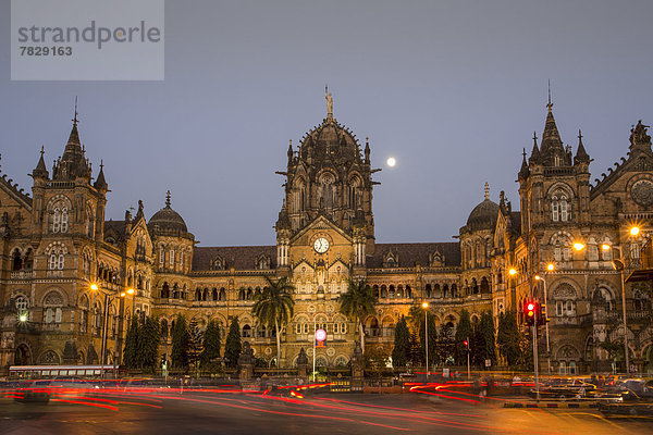 Sonnenuntergang  Großstadt  Fernverkehrsstraße  Wahrzeichen  Mond  UNESCO-Welterbe  Bombay  Asien  Innenstadt  Indien  Maharashtra