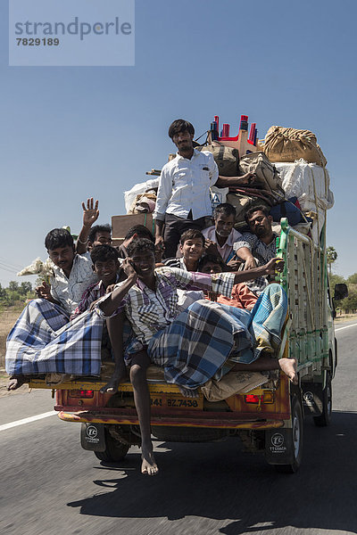 Fröhlichkeit  Transport  Gefahr  Lastkraftwagen  Asien  bevölkert  Spaß  Indien  überladen  Tamil Nadu