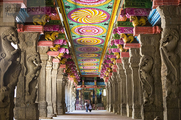 Korridor  Korridore  Flur  Flure  Halle  Wahrzeichen  bunt  Kunst  groß  großes  großer  große  großen  Säule  Asien  Decke  Indien  Madurai  Tamil Nadu