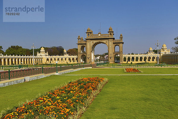 Blume  Wahrzeichen  bunt  Palast  Schloß  Schlösser  Garten  Eingang  Asien  Indien  Karnataka  Mysore