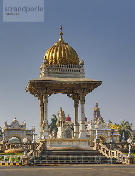 Skyline  Skylines  Eingang  Palast  Schloß  Schlösser  Statue  beeindruckend  Denkmal  Asien  Indien  Karnataka  Mysore