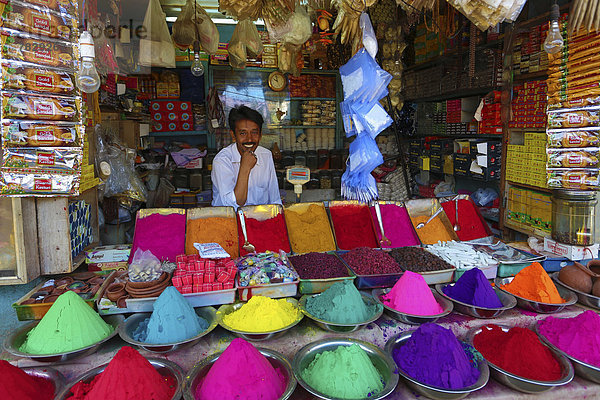 Farbaufnahme  Farbe  lächeln  bunt  Laden  Gewürz  Asien  Indien  Karnataka  Markt  Mysore  Straßenverkäufer