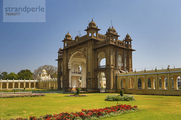 Eingang  Architektur  bunt  Palast  Schloß  Schlösser  groß  großes  großer  große  großen  Brücke  Garten  Tourismus  Asien  Indien  Karnataka  Mysore