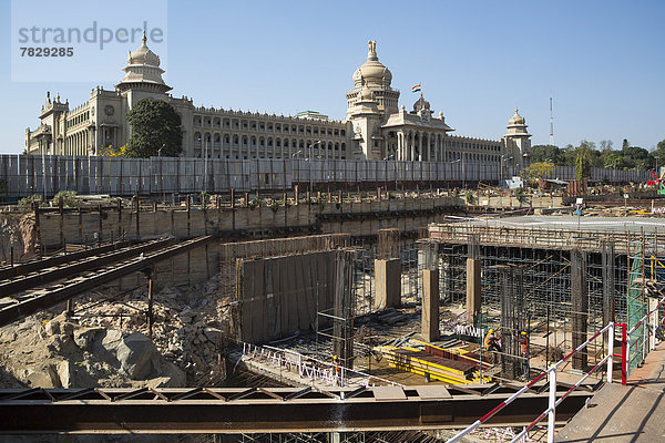bauen  Transport  arbeiten  Gebäude  Großstadt  Architektur  Parlamentsgebäude  U-Bahnstation  U-Bahn  Metro  Baustelle  Asien  Bangalore  Innenstadt  Indien  Karnataka  Haltestelle  Haltepunkt  Station