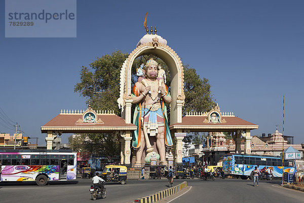 Farbe  Farben  Eingang  Großstadt  Fernverkehrsstraße  bunt  Kunst  Religion  groß  großes  großer  große  großen  Brücke  Hinduismus  Asien  Gott  Indien  Karnataka  Straßenverkehr