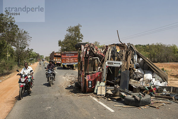Gefahr  Fernverkehrsstraße  Unfall  Lastkraftwagen  Asien  Indien  Karnataka