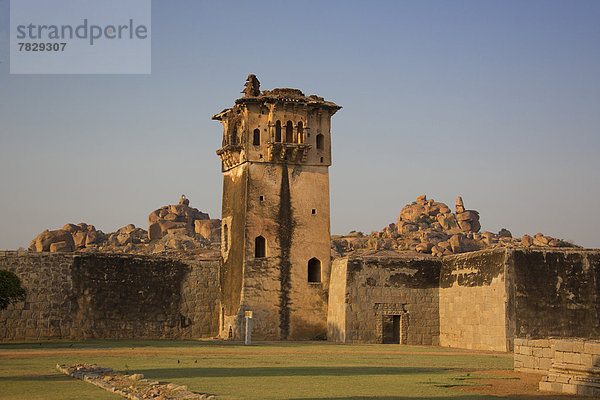 Felsbrocken  Reise  Architektur  Turm  Ruine  Monarchie  Palast  Schloß  Schlösser  Kultur  rot  Tourismus  Hampi  UNESCO-Welterbe  Asien  Indien  Karnataka  Vijayanagar  Schiffswache
