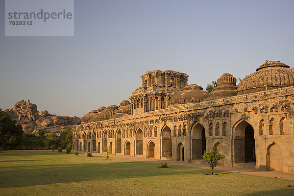 Pferdestall  Sonnenuntergang  Architektur  Ruine  Monarchie  Elefant  Hampi  UNESCO-Welterbe  Asien  Gehege  Indien  Karnataka  Vijayanagar