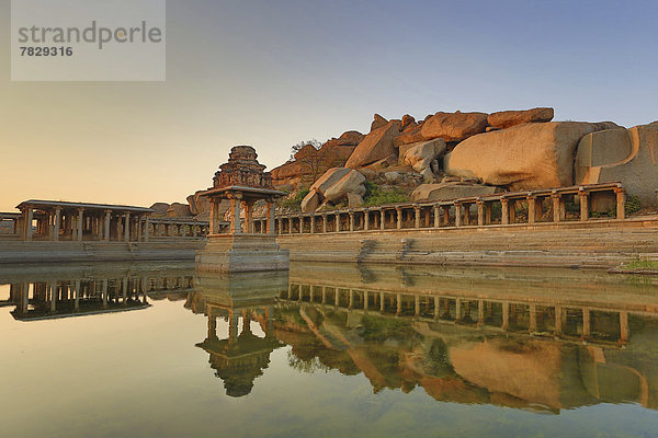 Felsbrocken  Sonnenuntergang  Reise  Spiegelung  Architektur  Ruine  Kultur  Tourismus  Hampi  Tempel  Asien  Indien  Karnataka  Teich  Vijayanagar