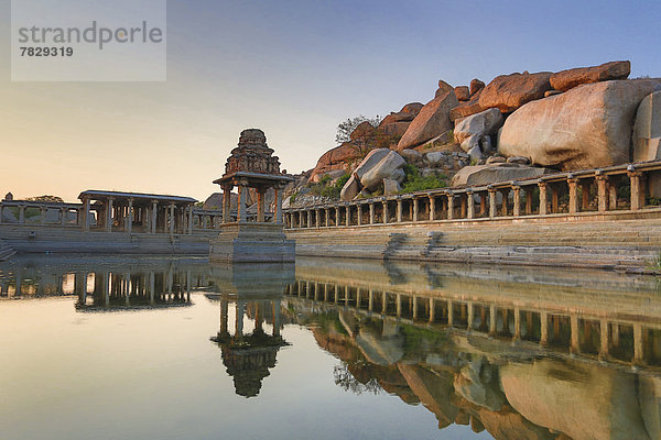 Felsbrocken  Sonnenuntergang  Reise  Spiegelung  Architektur  Ruine  Kultur  Tourismus  Hampi  Tempel  Asien  Indien  Karnataka  Teich  Vijayanagar