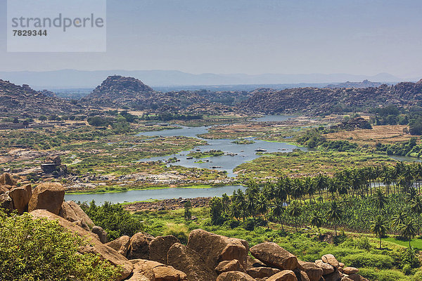 Felsbrocken  Stein  Kontrast  Landschaft  grün  Reise  Großstadt  trocken  Ruine  Fluss  groß  großes  großer  große  großen  Feld  Reis  Reiskorn  rot  Tourismus  Hampi  Asien  Indien  Karnataka  Vijayanagar