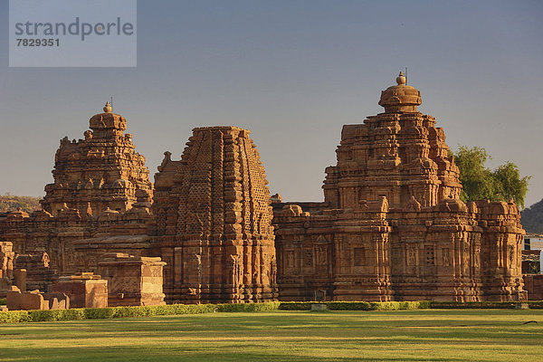 Panorama  Reise  Großstadt  Architektur  bunt  Ruine  Kunst  rot  Ansicht  Tourismus  UNESCO-Welterbe  Tempel  Asien  Indien  Karnataka