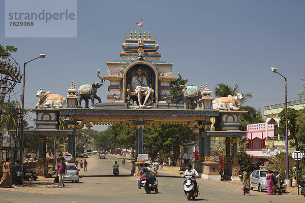 Straße  Großstadt  Architektur  bunt  Kunst  Brücke  Eingang  Tourismus  Asien  Indien  Karnataka