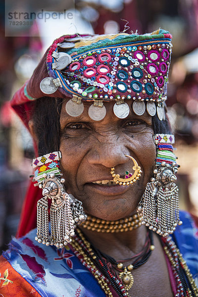 Flohmarkt  Frau  Tradition  lächeln  Reise  bunt  Dekoration  Schmuck  Tourismus  Kostüm - Faschingskostüm  Asien  Goa  Indien  Markt
