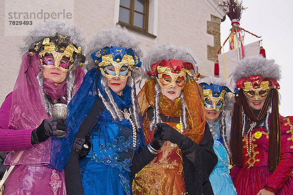 amüsieren  Frau  Fröhlichkeit  Tradition  verhüllen  Karneval  Schminke  Gesichtsbemalung  Maske  Bayern  Spaß  Deutschland  Scherz  Oberbayern  Venedig