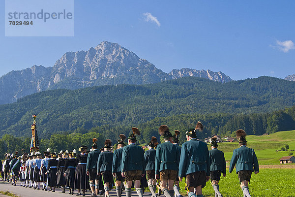 Party  Teamwork  Wiese  Tracht  Kostüm - Faschingskostüm  Marken  Bayern  Berchtesgaden  Deutschland  März  Parade  Oberbayern