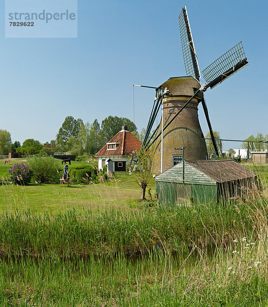 Windturbine  Windrad  Windräder  Europa  Feld  Wiese  Niederlande