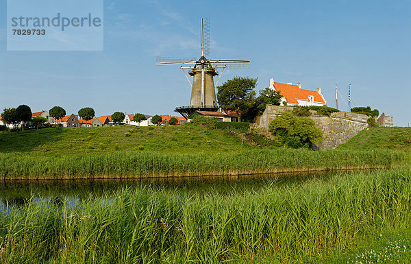 Windturbine  Windrad  Windräder  Wasser  Europa  Sommer  Feld  Wiese  Niederlande  Zierikzee