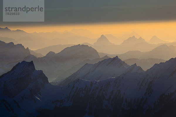 Panorama  Europa  Schneedecke  Berg  Winter  Sonnenuntergang  Himmel  Dunst  Schnee  Nebel  Alpen  blau  Ansicht  Sonnenlicht  Westalpen  Abenddämmerung  Bergmassiv  Mattstock  schweizerisch  Schweiz  Dämmerung