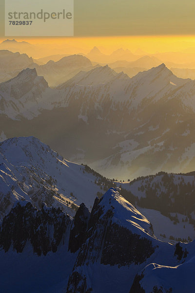 Panorama  Europa  Schneedecke  Berg  Winter  Sonnenuntergang  Himmel  Dunst  Schnee  Nebel  Alpen  blau  Ansicht  Westalpen  Abenddämmerung  Bergmassiv  schweizerisch  Schweiz  Dämmerung
